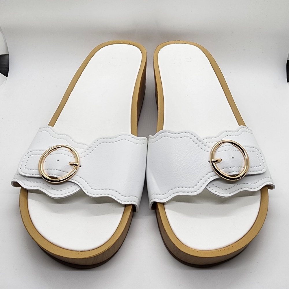 NWOT White Platform Sandals Sz9